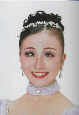 Aishiro Misa Le Grand Escalier