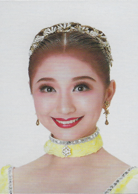 Hanano Miyu Le Grand Escalier