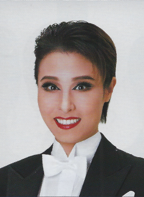 Aoi Yuuki Le Grand Escalier